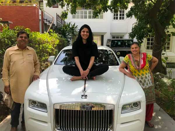 बॉलीवुड एक्टर्स न्यू कार कलेक्शन अजय देवगन रणवीर सिंह कार जानकारी