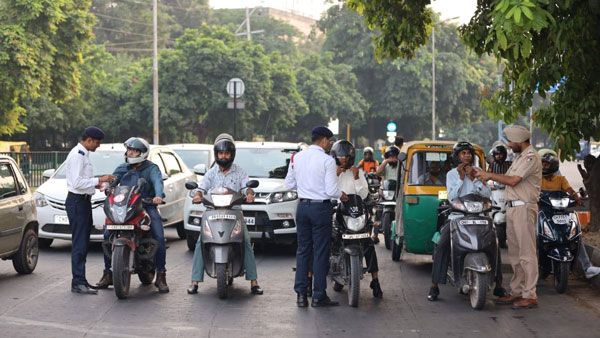 2000 महिलाओं का कटा चालान, बिना हेलमेट के चला रही थी गाड़ी