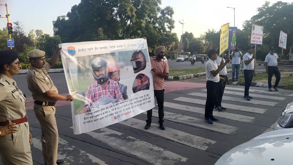2000 महिलाओं का कटा चालान, बिना हेलमेट के चला रही थी गाड़ी