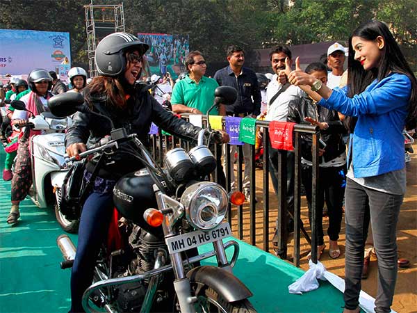 चेन्नई आरटीओ ने जींस और कैपरी पहनकर ड्राइविंग टेस्ट देने आई महिलाओं को रोका, जबरन थोप रहे ड्रेस कोड