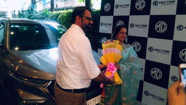 हेमा मालिनी ने खरीदी एमजी हेक्टर, देखें एसयूवी की डिलीवरी का वीडियो