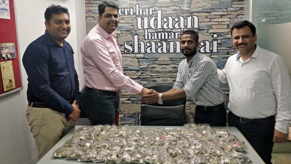 होंडा स्कूटर खरीदने आए व्यक्ति ने दिए 83 हजार के सिक्के, डीलर को गिनने में लगे 3 घंटे