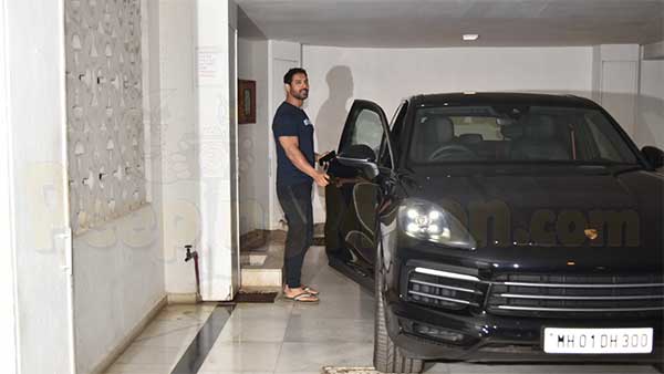 बॉलीवुड एक्टर्स न्यू कार कलेक्शन अजय देवगन रणवीर सिंह कार जानकारी