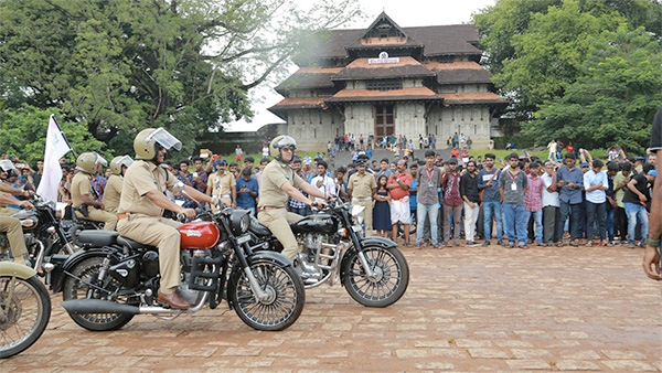 मॉडिफाइड बाइक में रैली कर पुलिस वालों ने किया कानून का उल्लंघन, लोग कर रहे कड़ी कार्रवाई की मांग