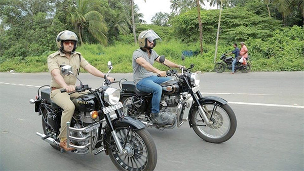 मॉडिफाइड बाइक में रैली कर पुलिस वालों ने किया कानून का उल्लंघन, लोग कर रहे कड़ी कार्रवाई की मांग