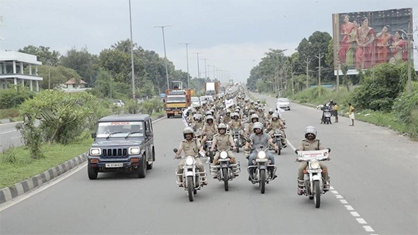 मॉडिफाइड बाइक में रैली कर पुलिस वालों ने किया कानून का उल्लंघन, लोग कर रहे कड़ी कार्रवाई की मांग