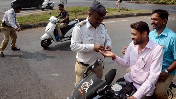 दिल्ली वाले हो गए हैं सावधान, नया ट्रैफिक एक्ट लागू होने के बाद 3.5 लाख कम कटे हैं चालान
