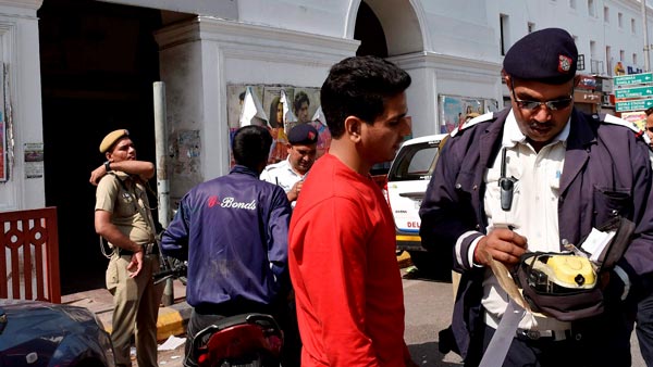 दिल्ली वाले हो गए हैं सावधान, नया ट्रैफिक एक्ट लागू होने के बाद 3.5 लाख कम कटे हैं चालान