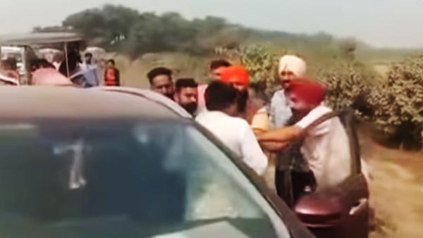 उत्तरप्रदेश बीजेपी नेता ट्रैफिक हटाने लहरायी बंदूक लोगों ने पीटकर किया बुरा हाल