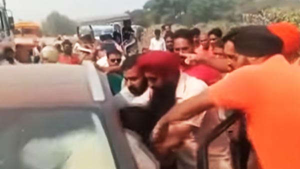 उत्तरप्रदेश बीजेपी नेता ट्रैफिक हटाने लहरायी बंदूक लोगों ने पीटकर किया बुरा हाल
