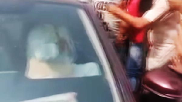 उत्तरप्रदेश बीजेपी नेता ट्रैफिक हटाने लहरायी बंदूक लोगों ने पीटकर किया बुरा हाल