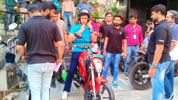 रिवोल्ट आरवी400 की भारत में डिलीवरी हुई शुरू, लगा है यह खास नंबर प्लेट