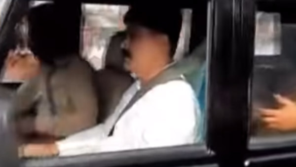 लोगों के विरोध पर एआरटीओ अधिकारी का कटा चालान, कर रहे थे बिना सीट बेल्ट के ड्यूटी