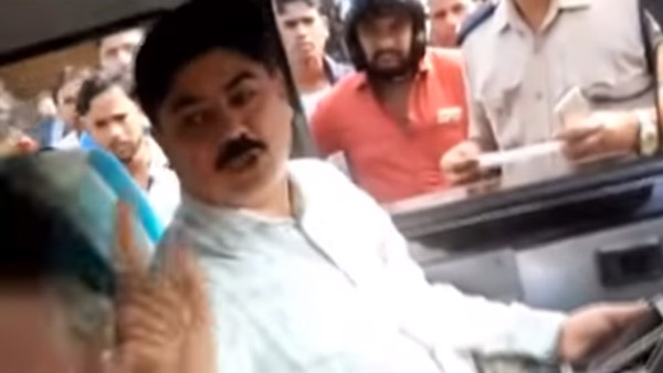 लोगों के विरोध पर एआरटीओ अधिकारी का कटा चालान, कर रहे थे बिना सीट बेल्ट के ड्यूटी
