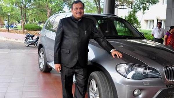 अरबों की ट्रेवल एजेंसी के मालिक हैं ये टैक्सी ड्राइवर, किराए पर देते हैं रॉल्स रॉयस घोस्ट कार