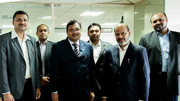 अरबों की ट्रेवल एजेंसी के मालिक हैं ये टैक्सी ड्राइवर, किराए पर देते हैं रॉल्स रॉयस घोस्ट कार