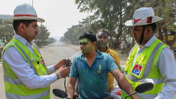 हेलमेट नहीं पहनने पर ट्रैक्टर चालक पर हुआ 3 हजार का चालान, पुलिस ने मानी गलती रद्द किया फाइन