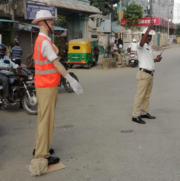 अब ट्रैफिक नियम तोड़ने से रोकेंगे पुतले, बेंगलुरु पुलिस ने शुरु की अनोखी पहल