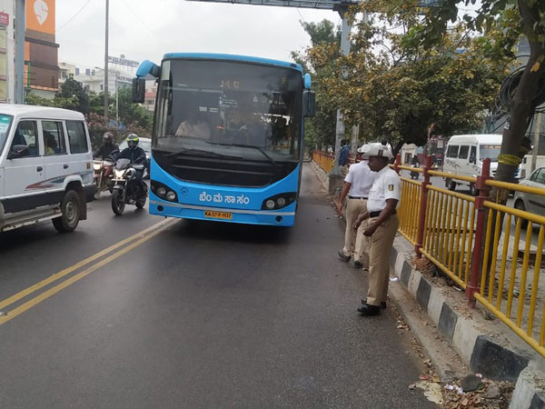 अब ट्रैफिक नियम तोड़ने से रोकेंगे पुतले, बेंगलुरु पुलिस ने शुरु की अनोखी पहल