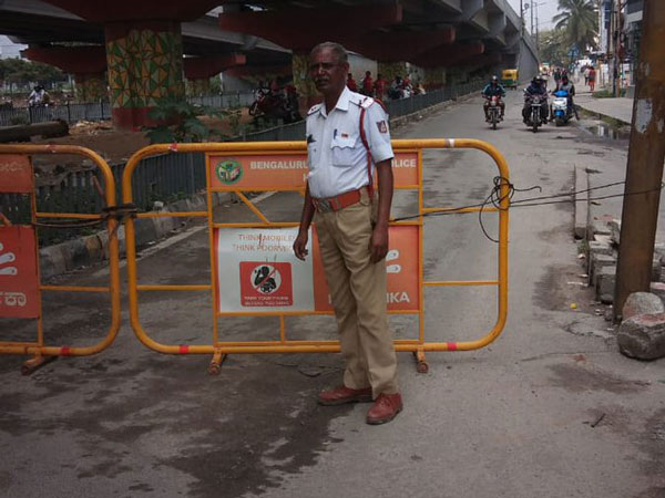 अब ट्रैफिक नियम तोड़ने से रोकेंगे पुतले, बेंगलुरु पुलिस ने शुरु की अनोखी पहल