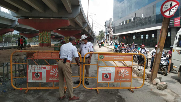 अब ट्रैफिक नियम तोड़ने से रोकेंगे पुतले, बेंगलुरु पुलिस ने शुरु की अनोखी पहल