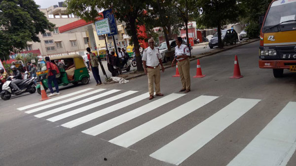 अब ट्रैफिक नियम तोड़ने से रोकेंगे पुतले, बेंगलुरु पुलिस ने शुरु की अनोखी पहल