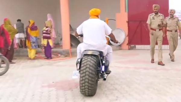यह मॉडिफाइड रॉयल एनफील्ड बाइक है काफी अलग, देखें वायरल वीडियो