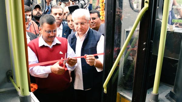 दिल्ली 100 नई बसें मुख्यमंत्री अरविंद केजरीवाल ने शुरू की क्लस्टर बसों की संख्या हुई 2000 के पार