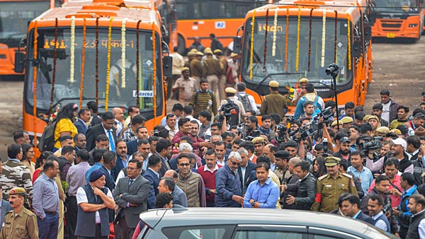 दिल्ली 100 नई बसें मुख्यमंत्री अरविंद केजरीवाल ने शुरू की क्लस्टर बसों की संख्या हुई 2000 के पार