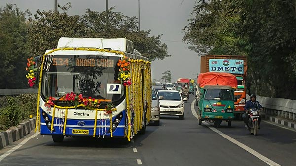 लड़कियों ने मस्ती में बदला बस का गियर, रद्द हुआ ड्राइवर का लाइसेंस