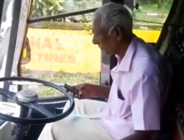 80 साल के इस ड्राइवर के लिए बस चलना नहीं है बड़ा काम, देखें वीडियो