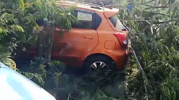 हैदराबाद में फ्लाईओवर से नीचे गिरी तेज रफ्तार कार, महिला की हुई दर्दनाक मौत