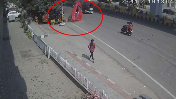 हैदराबाद में फ्लाईओवर से नीचे गिरी तेज रफ्तार कार, महिला की हुई दर्दनाक मौत
