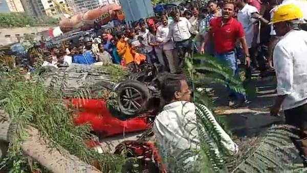 हैदराबाद में फ्लाईओवर से नीचे गिरी तेज रफ्तार कार, महिला की हुई दर्दनाक मौत