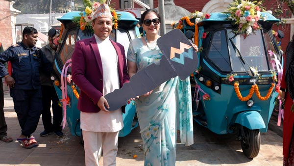 भारत ने नेपाल को दो इलेक्ट्रिक वाहन किया भेंट, बुजुर्गो तीर्थयात्रियों की करेंगे मदद