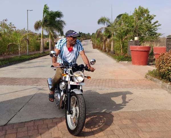 जैकी श्रॉफ ने खरीदी रॉयल एनफील्ड कॉन्टिनेंटल जीटी 650, देखें इस सनदार बाइक के फोटोज