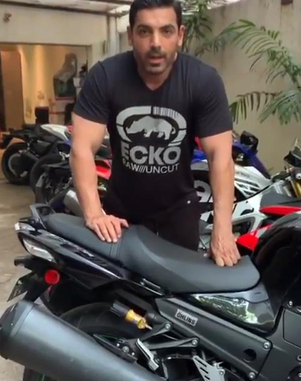 बाइक के शौकीन जॉन अब्राहम के गैरेज में हैं ये सुपरबाइक, देखें वीडियो