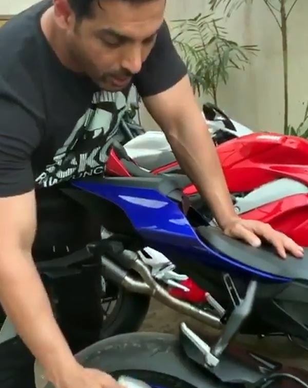 बाइक के शौकीन जॉन अब्राहम के गैरेज में हैं ये सुपरबाइक, देखें वीडियो