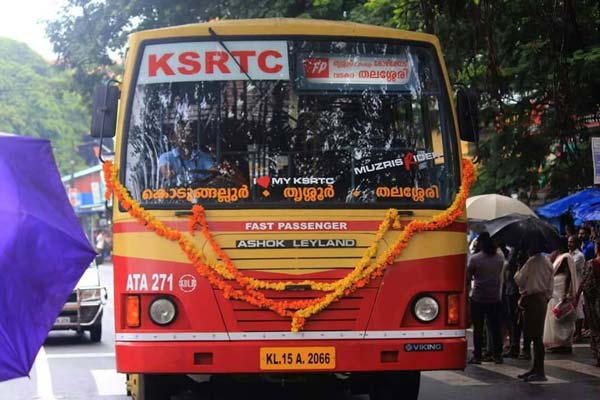80 साल के इस ड्राइवर के लिए बस चलना नहीं है बड़ा काम, देखें वीडियो