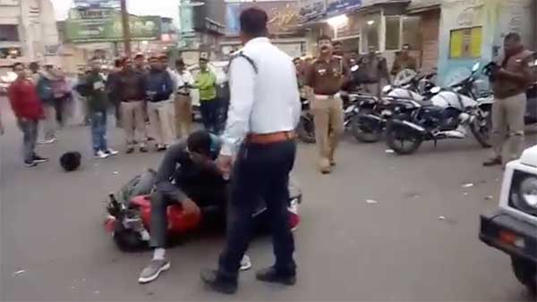 जुर्माना लगाने पर इस व्यक्ति ने बाइक को रोड पर पटका देखें यह वायरल वीडियो