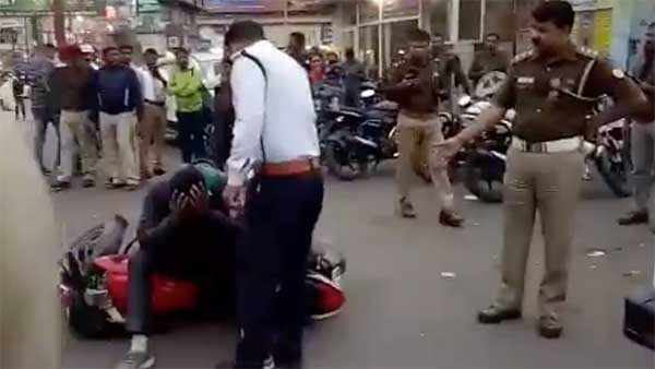 जुर्माना लगाने पर इस व्यक्ति ने बाइक को रोड पर पटका देखें यह वायरल वीडियो