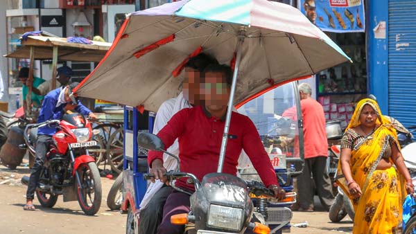 पुलिस ने भागते हुए बाइकर को पकड़ा, किया 32,500 रुपये का चालान