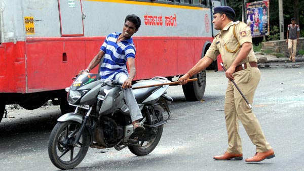 चेकिंग के दौरान वाहन चालकों पर ट्रैफिक पुलिस नहीं चला सकती लाठी- केरल हाईकोर्ट