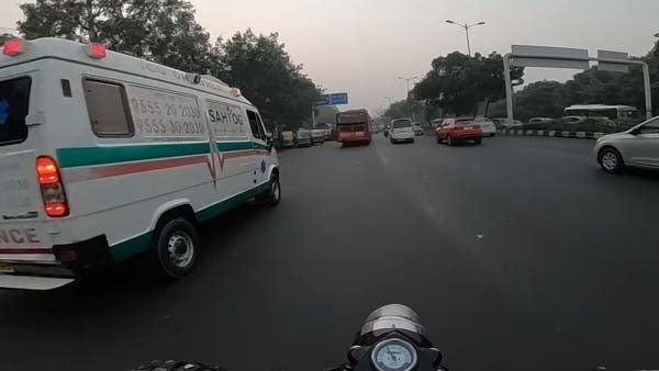 एम्बुलेंस को ट्रैफिक से निकालने में बाइकर ने की मदद, देखें वायरल हो रहा वीडियो