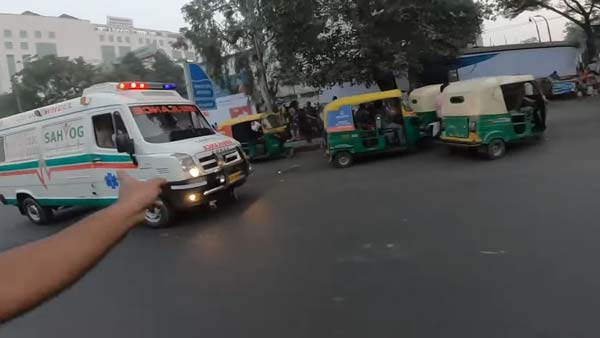 एम्बुलेंस को ट्रैफिक से निकालने में बाइकर ने की मदद, देखें वायरल हो रहा वीडियो