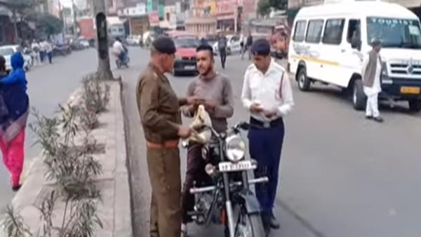पुलिस ने भागते हुए बाइकर को पकड़ा, किया 32,500 रुपये का चालान