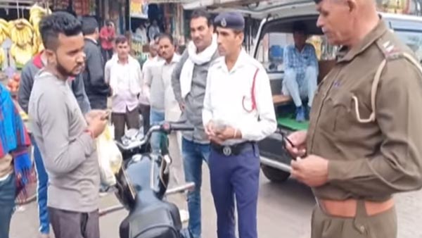 पुलिस ने भागते हुए बाइकर को पकड़ा, किया 32,500 रुपये का चालान