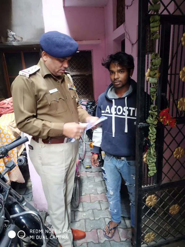 ट्रैफिक पुलिस का मजाक बनाकर भाग रहे युवकों पर हुई कार्रवाई, भरना पड़ा 14,500 रुपये का चालान