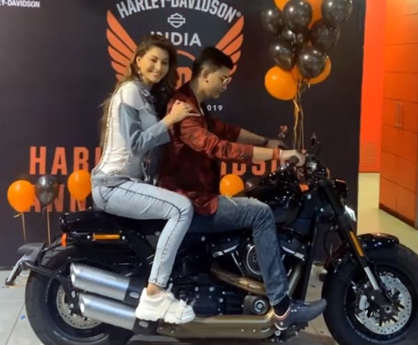 उर्वशी रौतेला ने भाई को गिफ्ट की 14 लाख की हार्ले डेविडसन बाइक, जानें क्या है खासियत