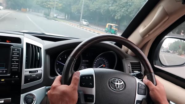 यह टोयोटा लैंड क्रूजर एसयूवी झेल सकता है आईईडी ब्लास्ट, देखें इस बुलेटप्रूफ कार का वीडियो
